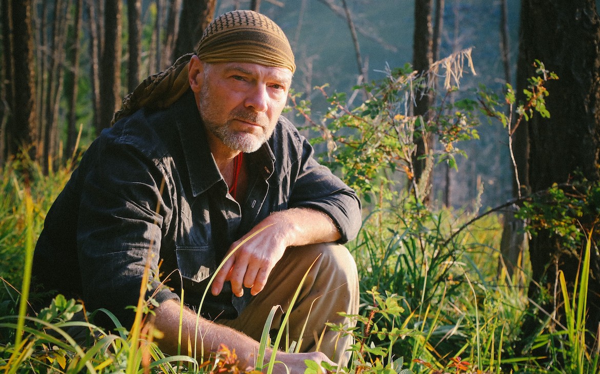 survivorman_les_stroud_on_anchored_outdoors